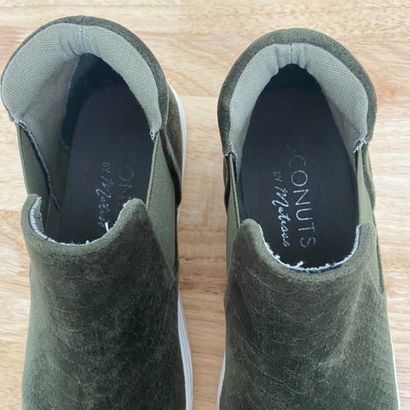 Coconuts by Matisse Harlan Slip On Sneakers in Dark Olive, Size 7.5 - Picture 8 of 11